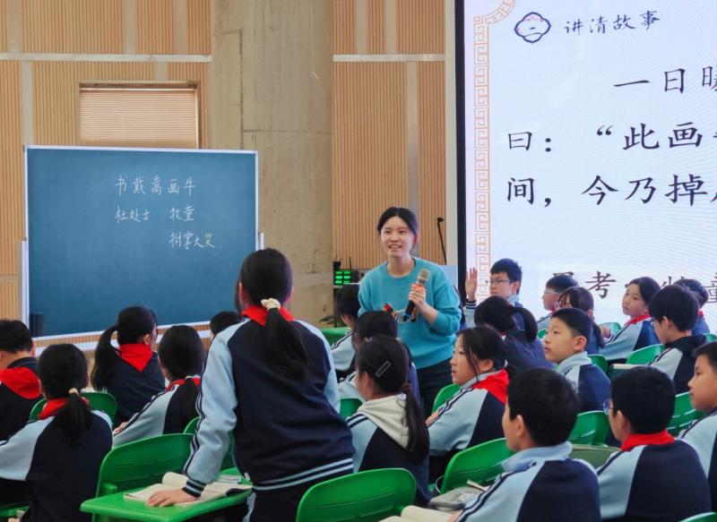 彭航上课1.jpg 彭航上课1.jpg