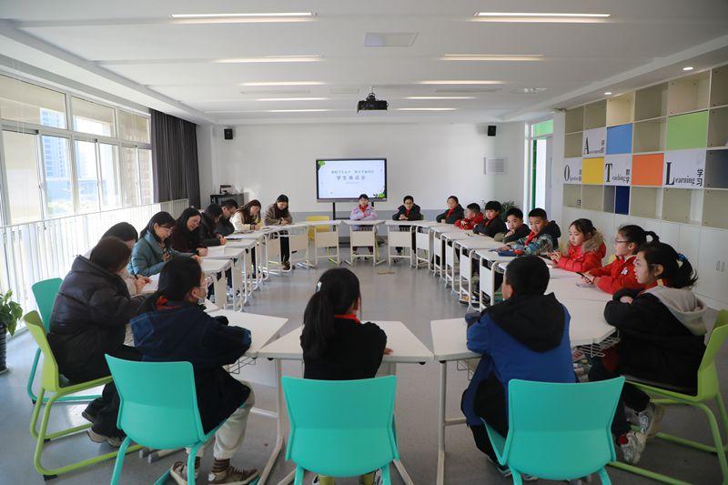 学生座谈会_副本.jpg